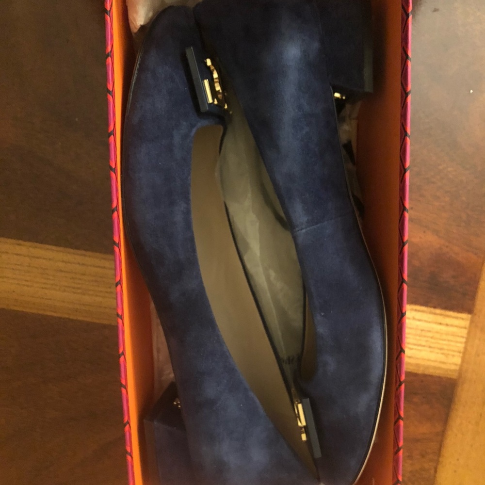 SOLD- Tory Burch Navy Gigi Logo Suede 25mm Pump - Picture 8 of 8